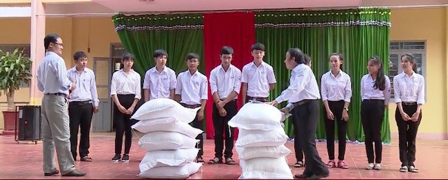 Gạo dự trữ góp phần giúp người dân nghèo đón Tết thêm ấm áp